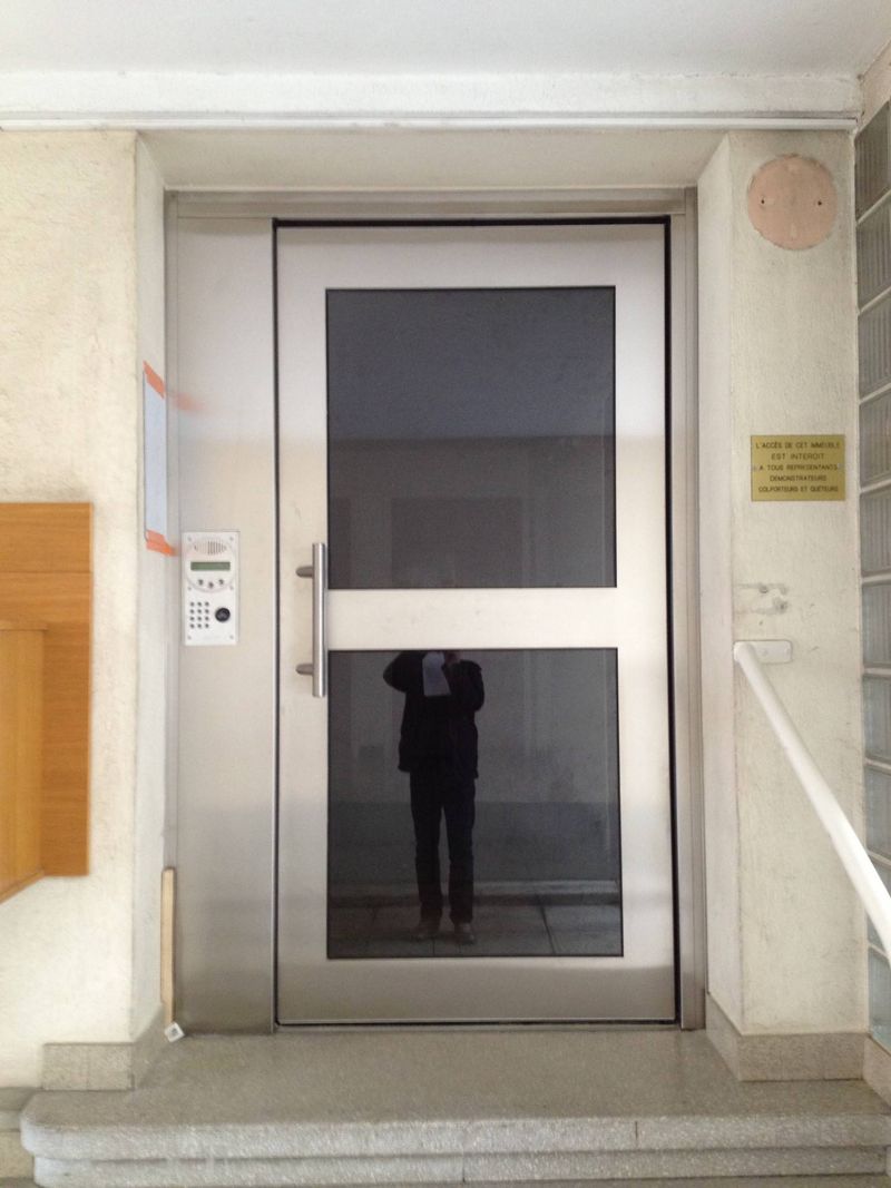 Magasin de porte d'entrée pour immeuble à St-Marcel-Les-Valence