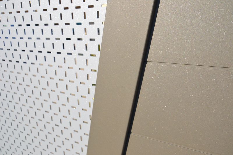 Installation de portail automatique aluminium design bi coloration à Bourg de Péage