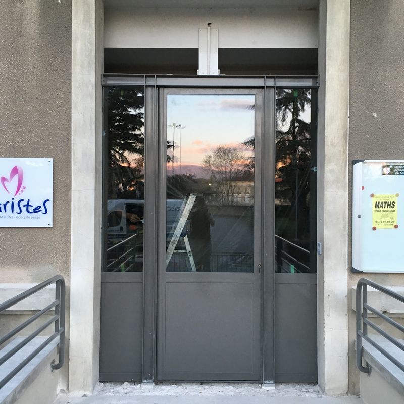 Porte accessibilité PMR dans la Drôme
